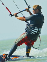  Кайт школа Андрея Кукош Дмитрий, Киев.. Желание кататься привело к нам и Диму.Он оказался очень быстрым учеником. Позитивный настрой и хорошее настроение творит чудеса! Кататься он начал на 4-том часу. На вырезание ушло еще 2 часа. Остальное время- стойка, развороты и катание! Можно только позавидовать такому результату!